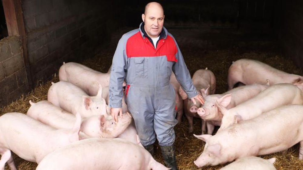 Yannick Denoual élève des porcs sur paille sur un bassin-versant en amont du captage d’eau de la ville de Rennes et son agglomération. © I. Lejas